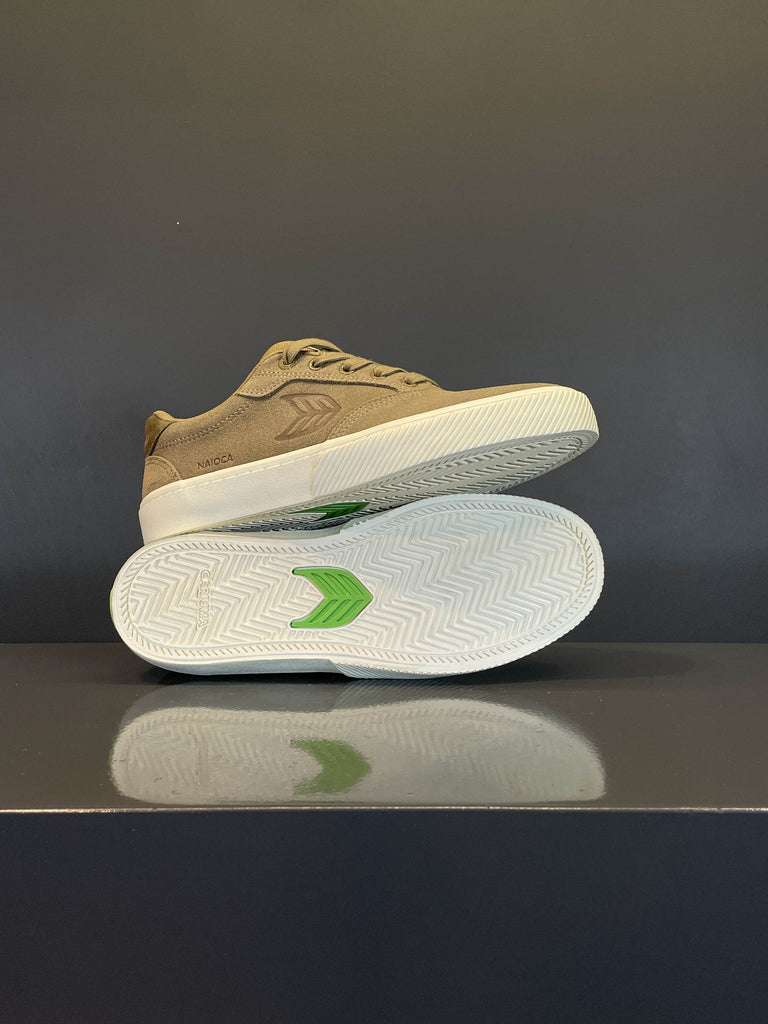 Cariuma Naioca suede beige