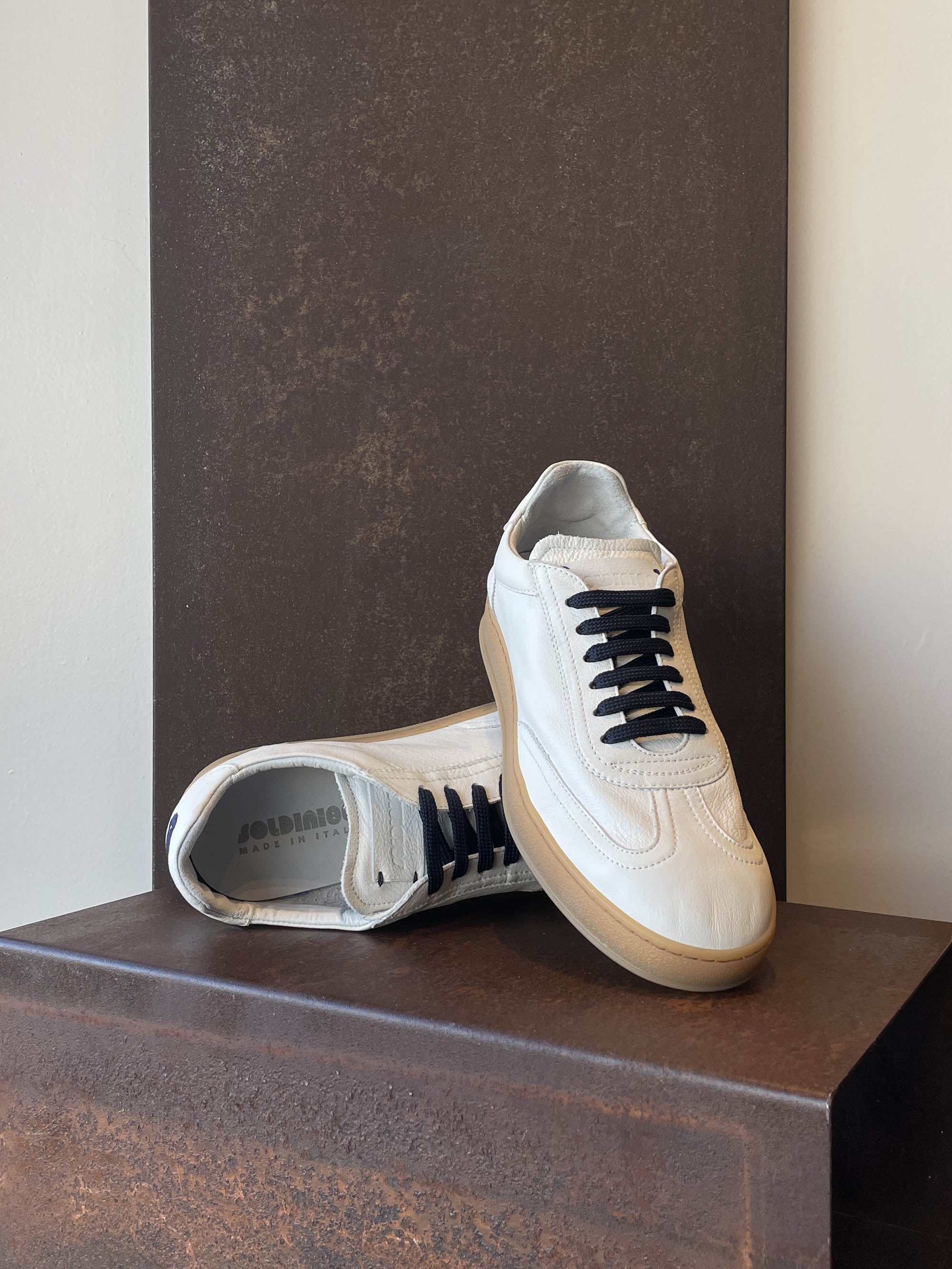 Soldini scarpa Akira Vieste bianco ricamo blu