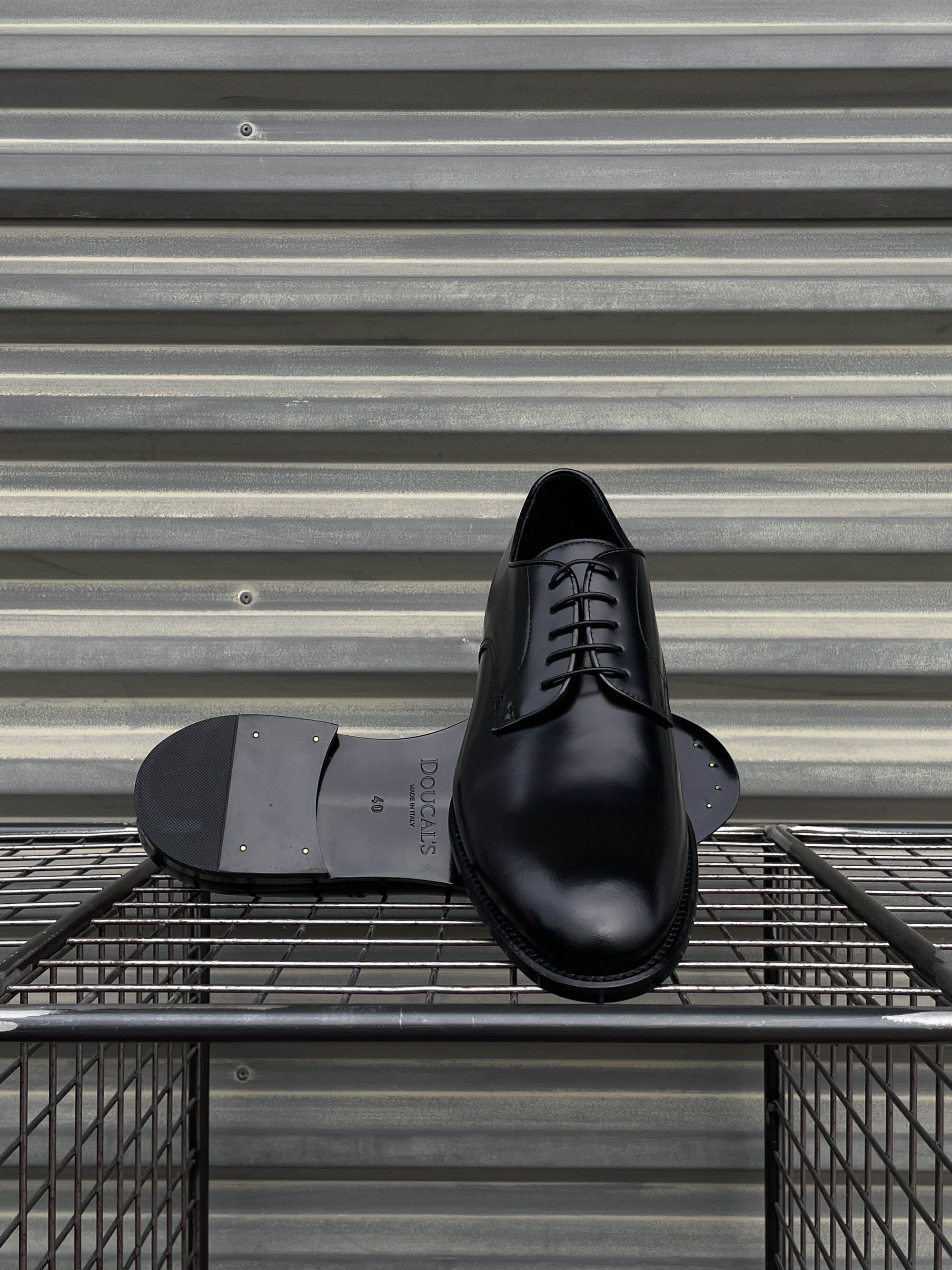 Doucal's scarpa stringata modello oxford in pelle nera DU1003