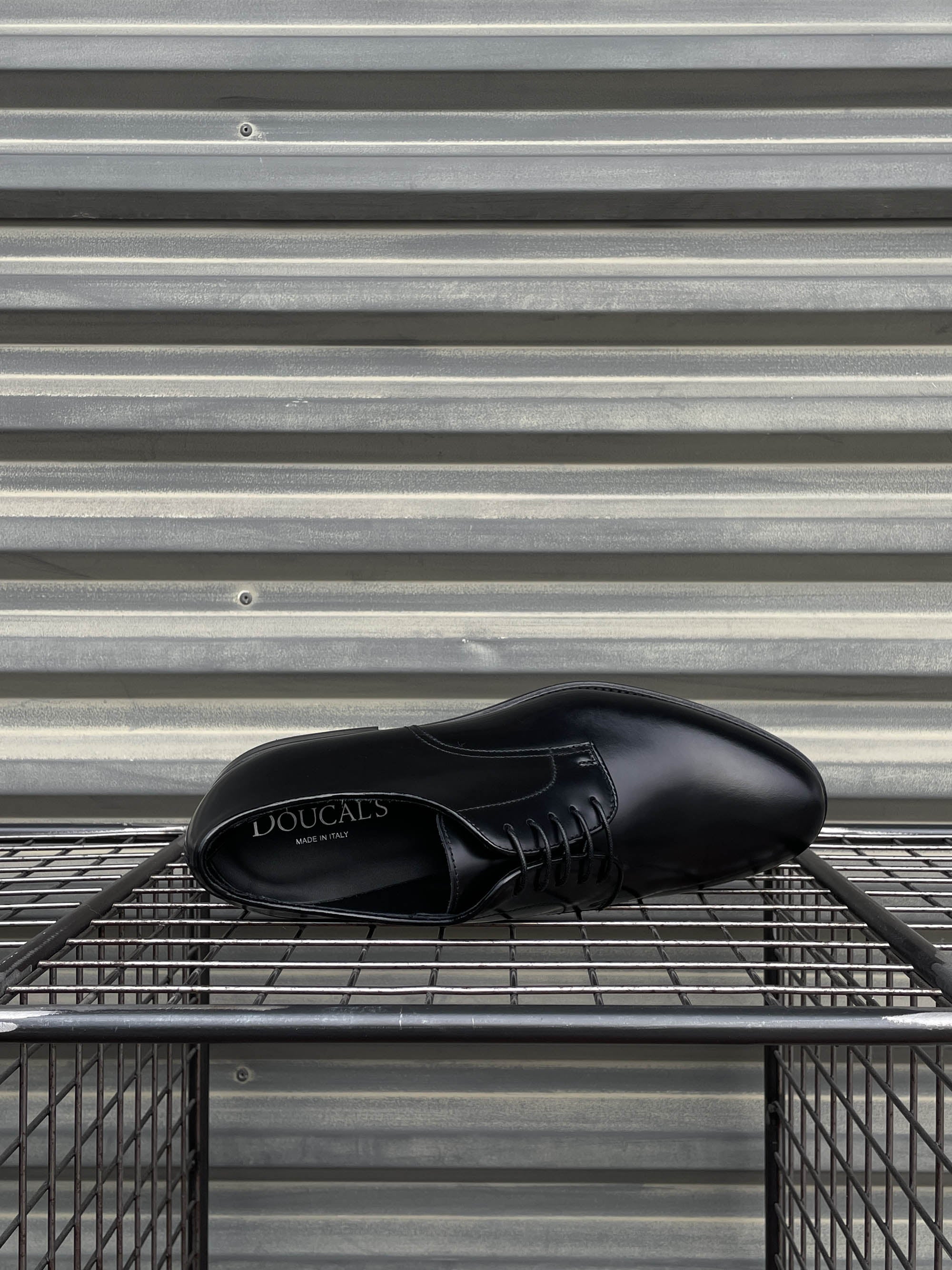 Doucal's scarpa stringata modello oxford in pelle nera DU1003