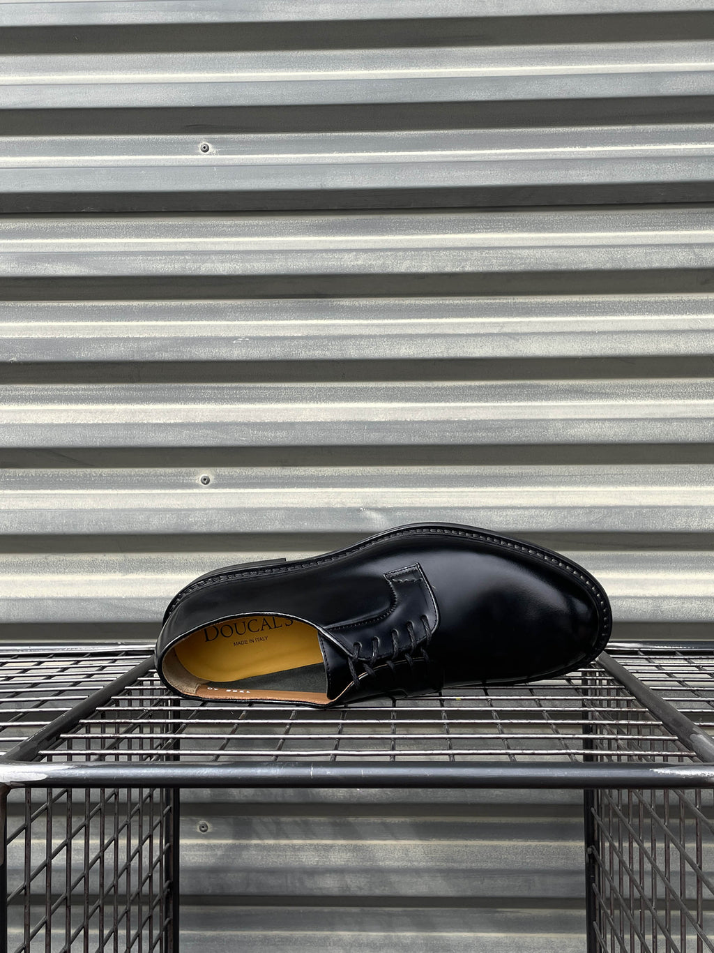 Doucal's scarpa stringata in pelle nera DU1385