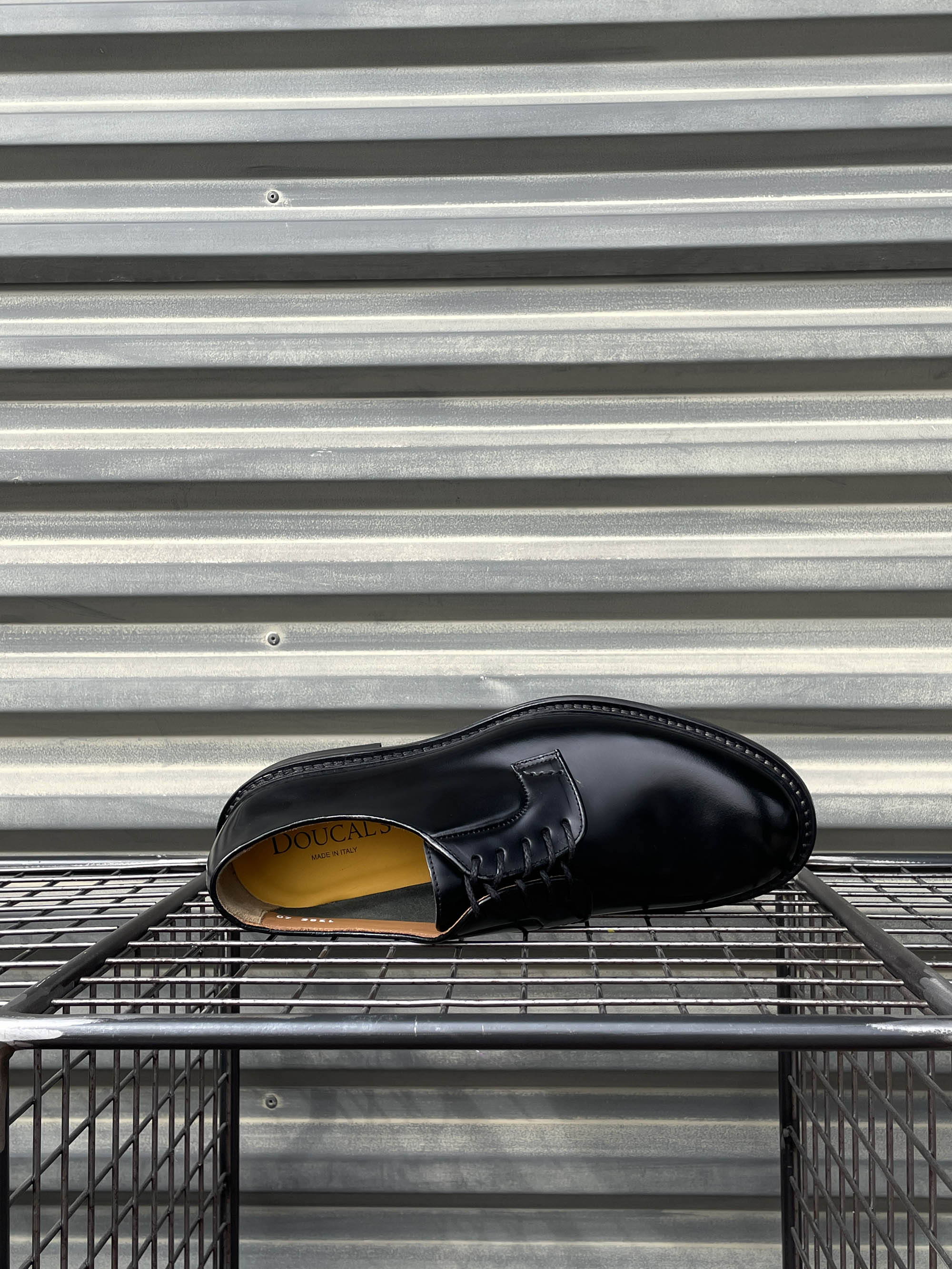 Doucal's scarpa stringata in pelle nera DU1385